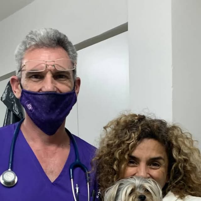 Veterinario junto a una familia
